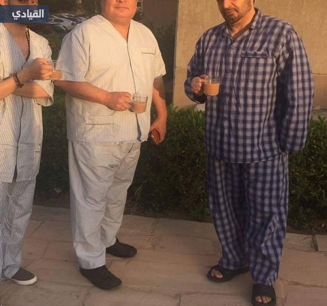 صورة: فنان شهير يتجول في شوارع القاهرة بـالبيجامة.. لن تصدق من يكون
